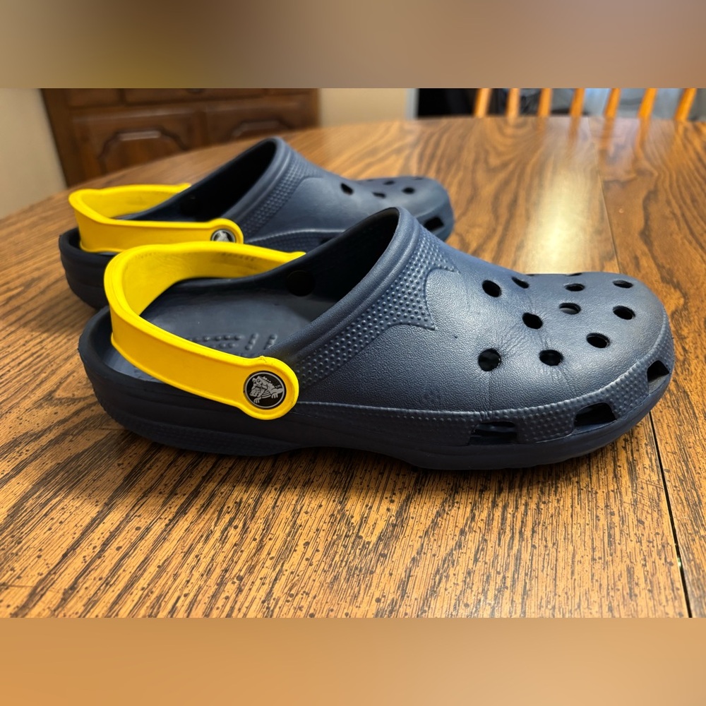 West Virginia CROCS Women’s 10-11. Men’s 8-9 - Picture 4 of 5